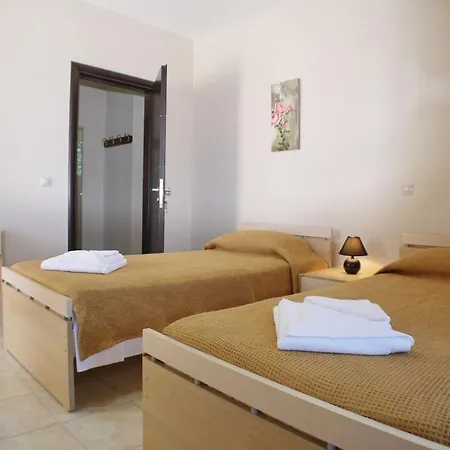 Villa Sleeps 6 *