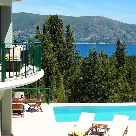 Villa Sleeps 6 *