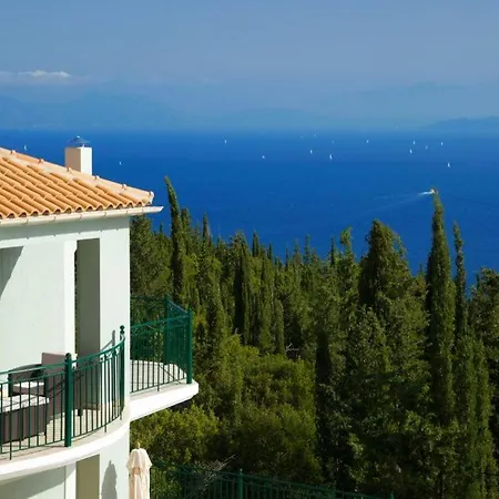 Villa Sleeps 6 *