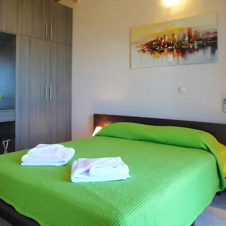 Вилла Sleeps 6 *